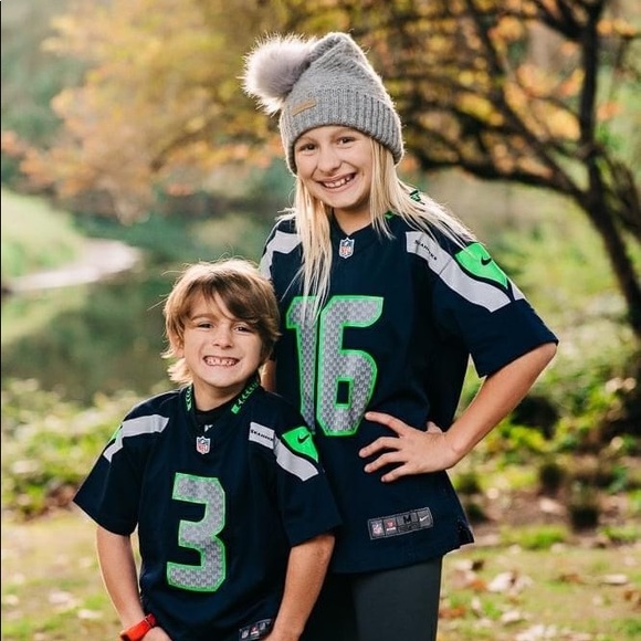 Meet your Posher, Ashley!! - Picture 2 of 3